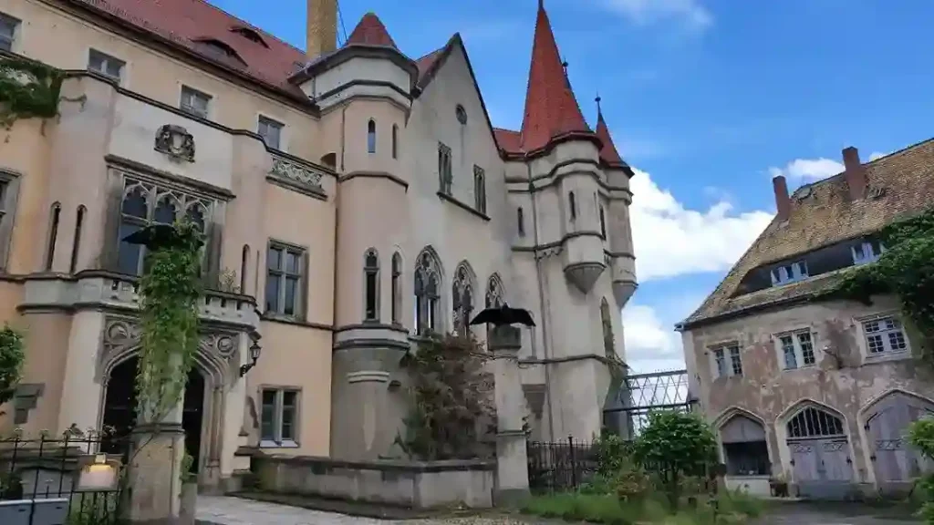 schloss-puechau-außenansicht-mit-turm